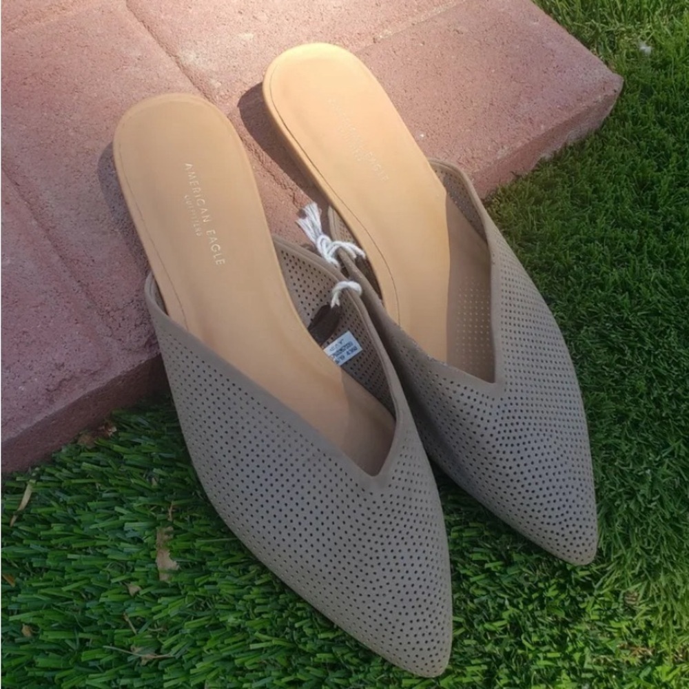 American Eagle Outfitters Pointed Toe Nude / Light
BrownFlat Mules Size 9
